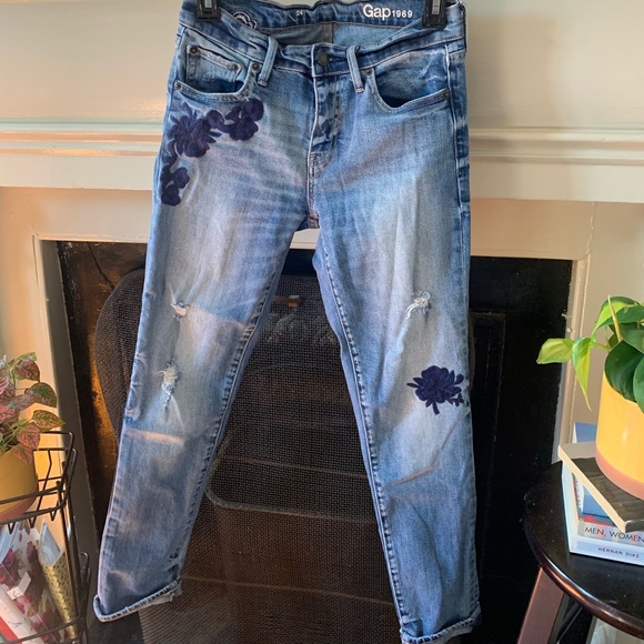 Embroidered floral distressed GAP boyfriend jeans - Picture 2 of 4
